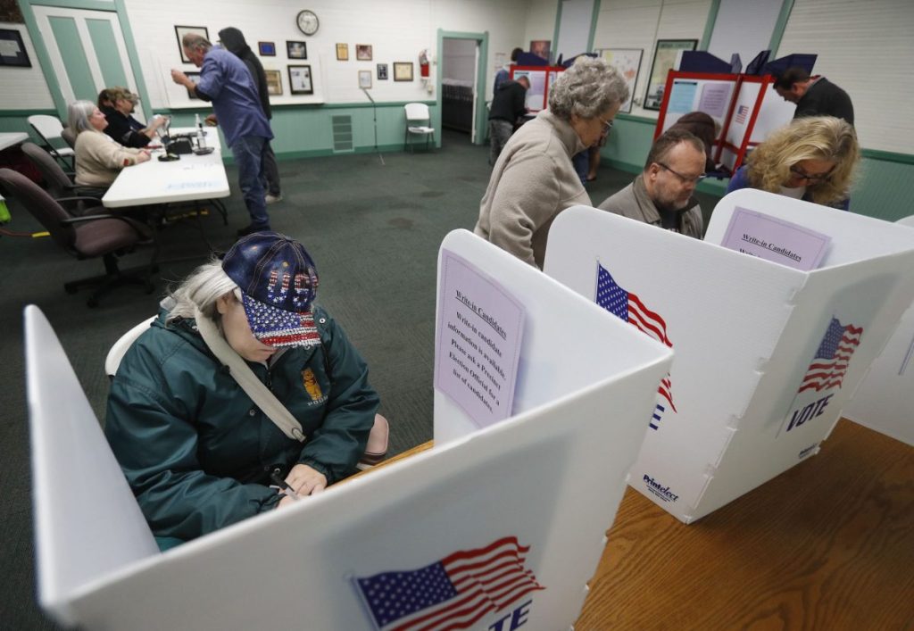 Votantes estadounidenses en un centro electoral en Freedom Freedom, Ohio, EE. UU.