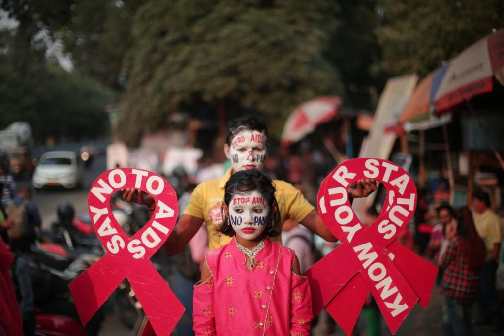 Activistas con la cara pintada participan en una campaña de concienciación del VIH en Calcuta