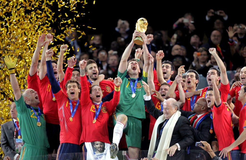 El portero español Iker Casillas (c) levanta el trofeo de campeones del mundo tras la victoria por 1-0 contra Holanda en la final del Mundial de Fútbol de Sudáfrica 2010.