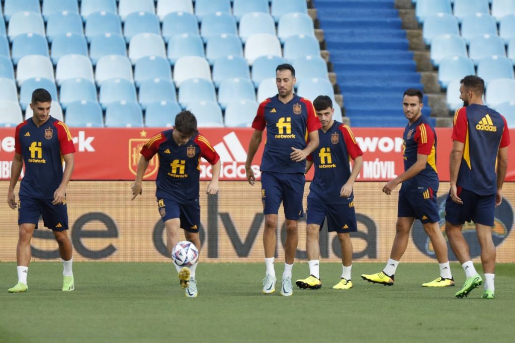 Los jugadores de la selección española Ferran Torres, Gavi, Sergio Busquets, Pedri, Éric García y Borja Iglesias participan en un entrenamiento
