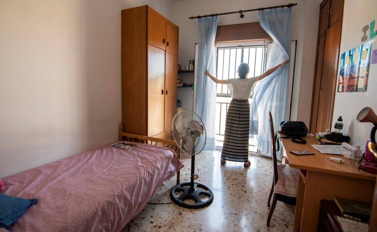 Una chica marroquí de 20 años en su habitación del piso para mujeres extuteladas por la Junta de Andalucía que son posibles víctimas de violencia de género y de trata y a las que se ayuda y asesora para buscar su estabilidad social y laboral