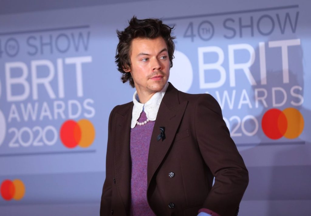 Harry Styles en la alfombra roja de los Brit Awards