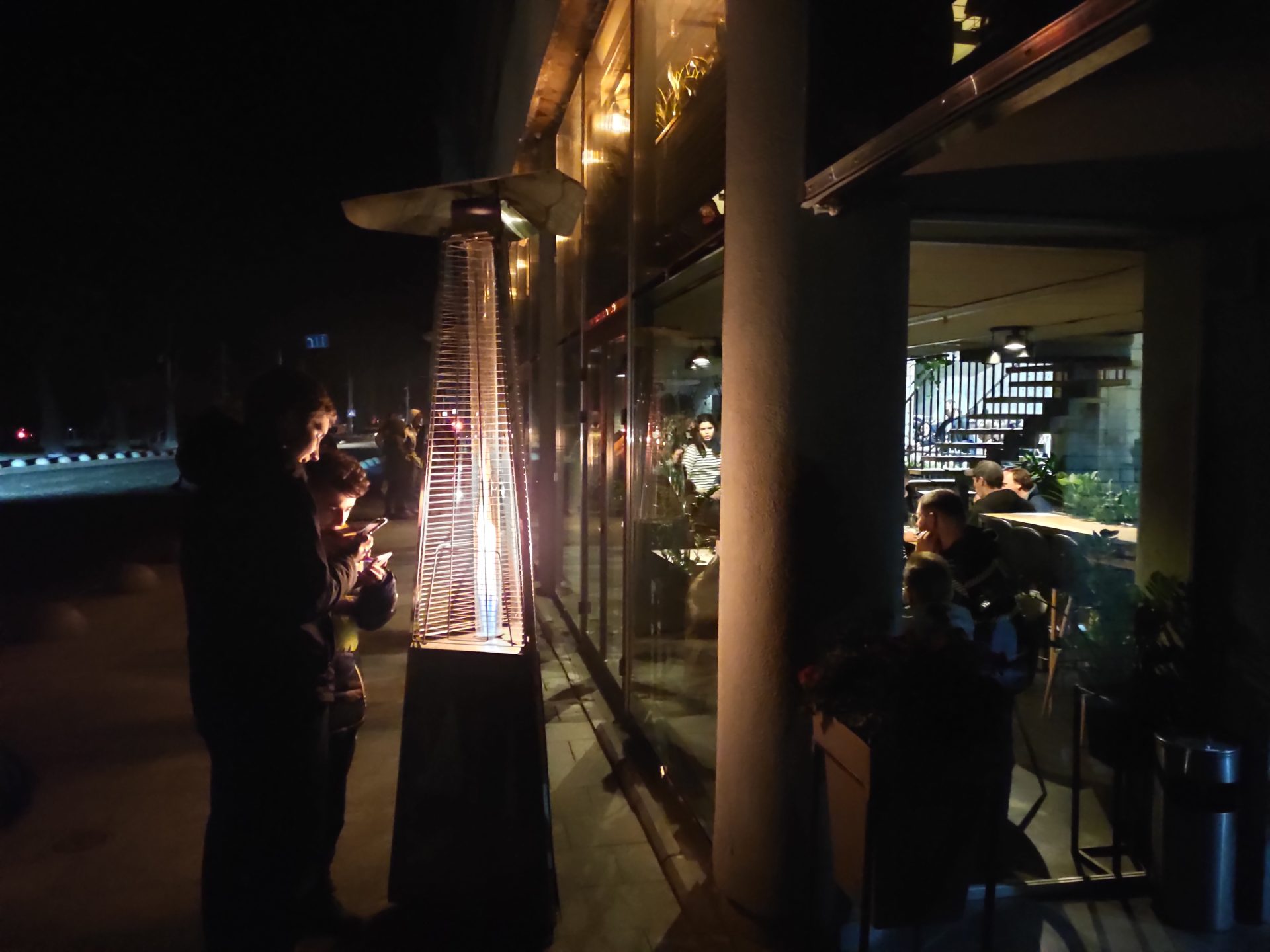 Un restaurante utiliza un generador para la luz en Leópolis, Ucrania