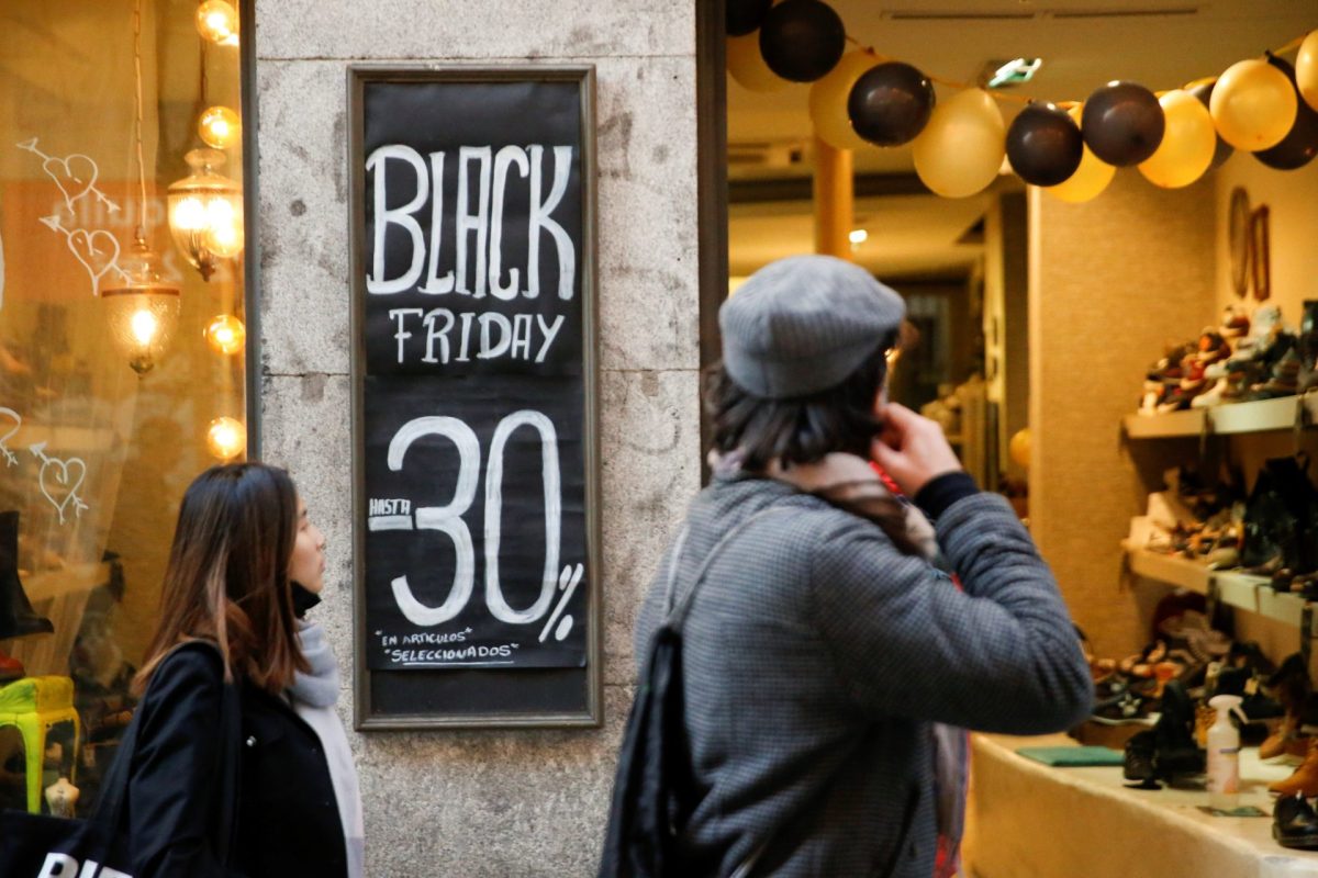 Carteles de descuentos por el 'black friday' en tiendas de Madrid