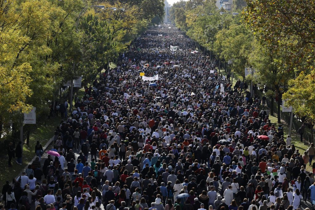 Manifestación bajo el lema "Madrid se levanta por la sanidad pública" en Madrid.