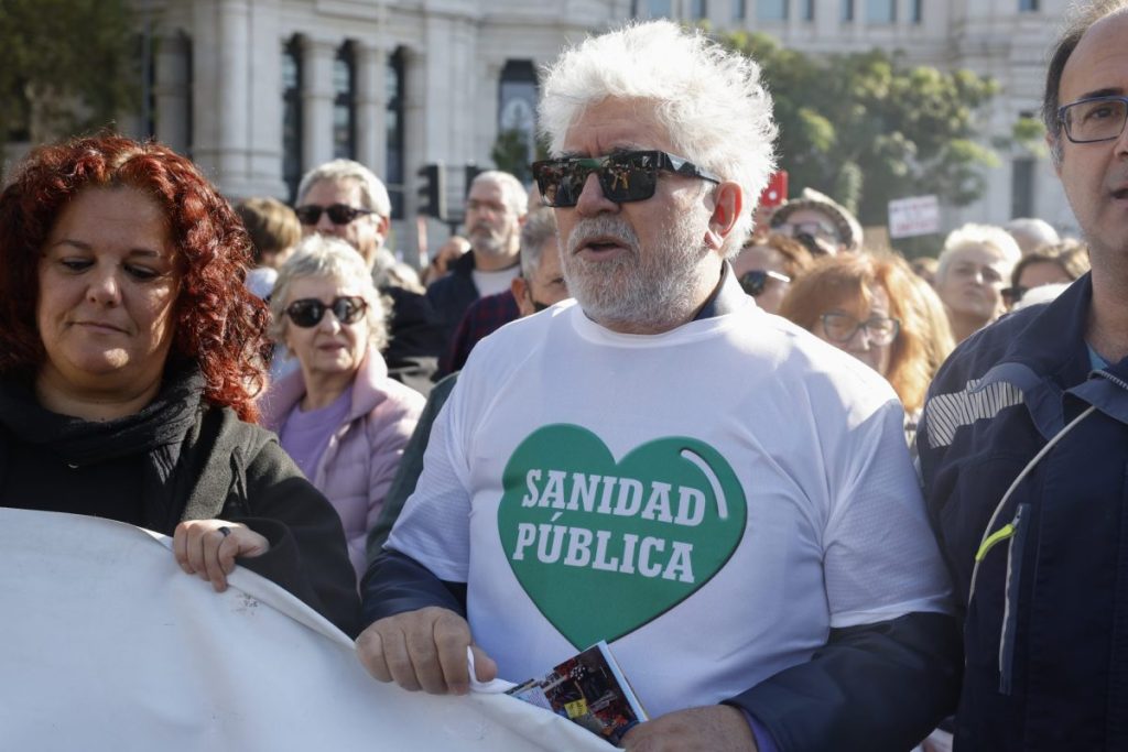 El cineasta español Pedro Almodóvar en la manifestación de "Madrid se levanta por la sanidad pública"