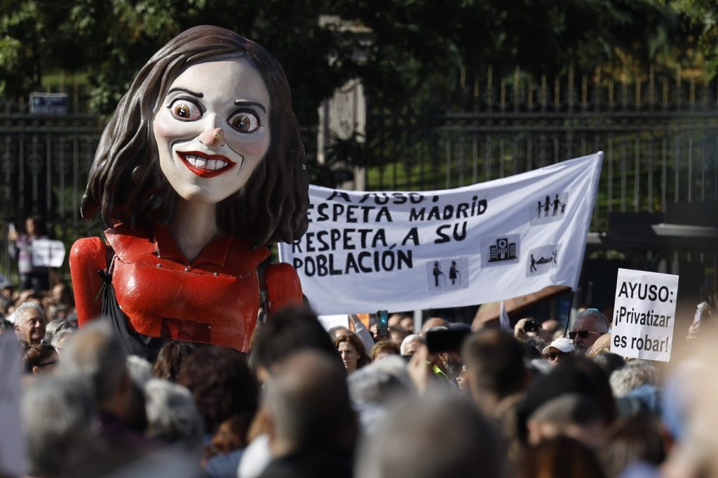 "La Pinocha" en la manifestación ciudadana que recorre este domingo el centro de Madrid bajo el lema "Madrid se levanta por la sanidad pública".