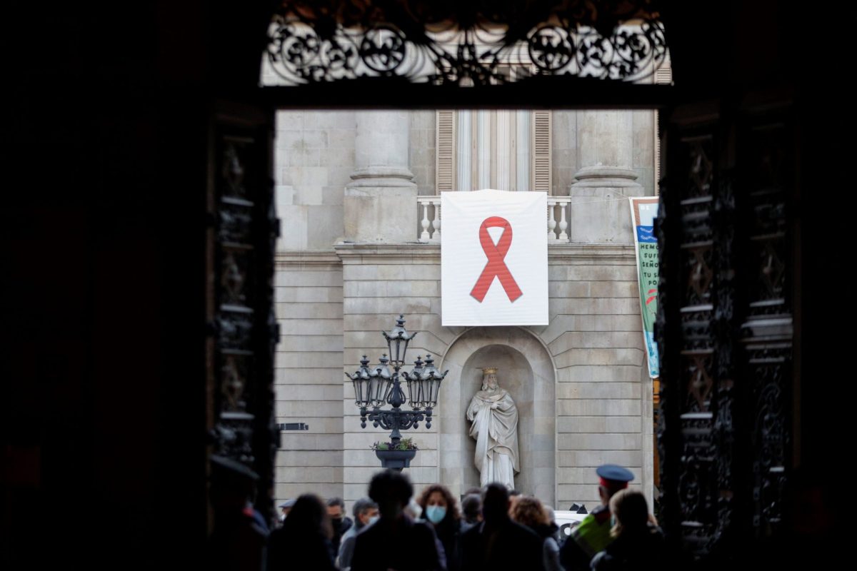 Una imagen de un lazo rojo colgando de la fachada del Ayuntamiento de Barcelona