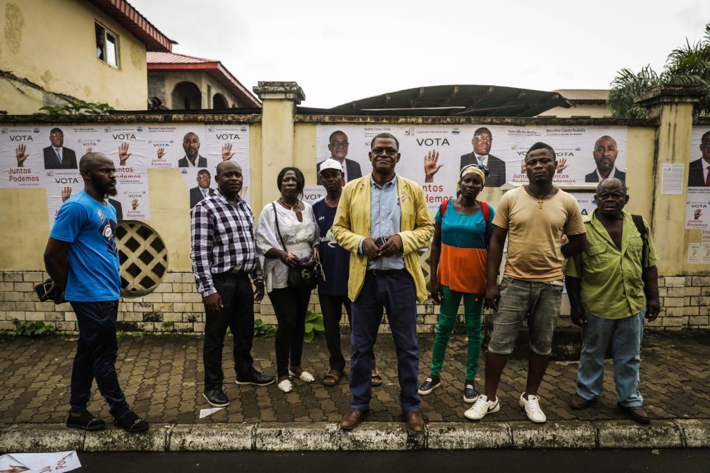  El candidato de la coalición CPDS, Andres Esono Ondo (c), junto a simpatizantes en Malabo, durante el último día de campaña antes de las anteriores elecciones legislativas, celebradas en Guinea Ecuatorial. 
