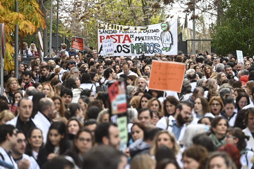 Médicos durante la huelga de hoy en Madrid