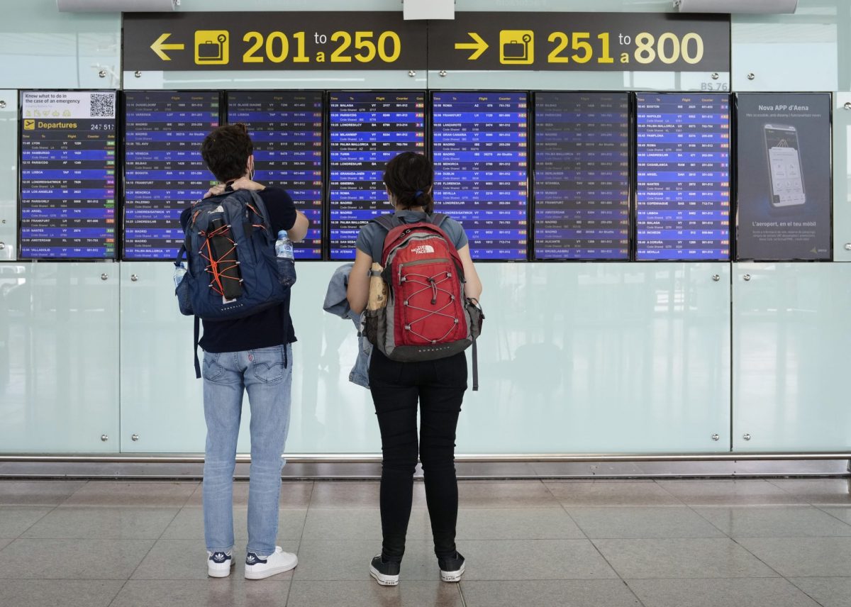 Dos viajeros consultaban los paneles con los vuelos programados en el aeropuerto de El Prat, en Barcelona, en la primera de las jornadas de huelga en la aerolínea Vueling, el pasado 14 de noviembre.