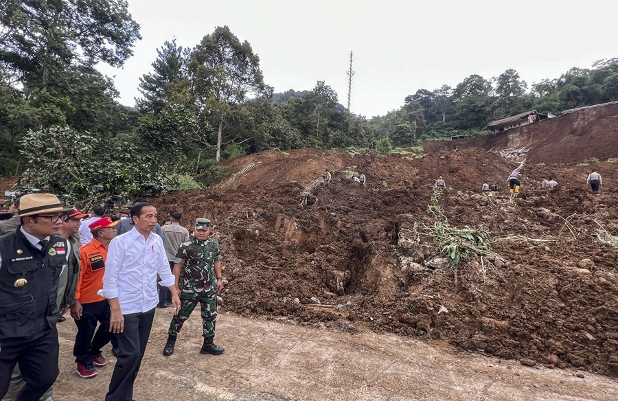 O presidente da Indonésia, Joko Widodo, visita uma vila afetada pelo terremoto nesta terça-feira. EFE/LAILY RACHEV/INDONESIAN PRESIDENTIAL PALACE