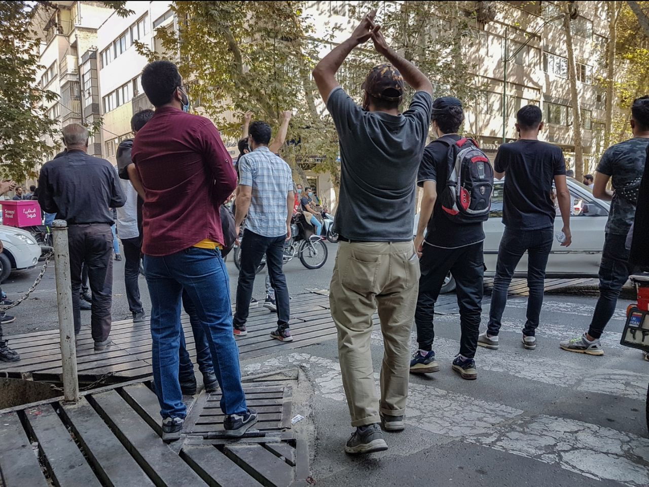 Manifestantes se enfrentan a la policía en Teherán durante una protesta por la muerte de la joven Masha Amini.