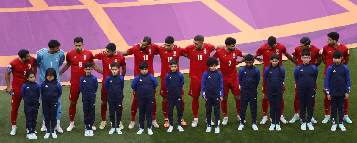 El once inicial de la selección de fútbol de Irán antes del inicio del partido contra Inglaterra del Mundial de Qatar, en Doha.
