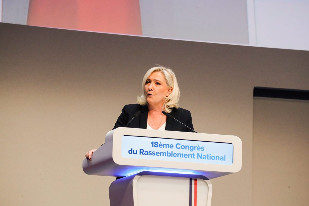 La exlíder ultraderechista francesa Marine Le Pen cede el liderazgo del partido a Bardella
