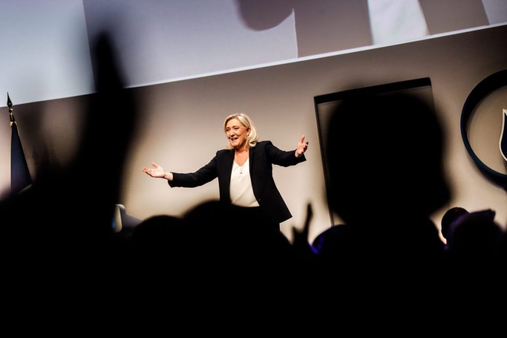 La ultraderechista Marine Le Pen, cede el liderazgo del partido a Bardella