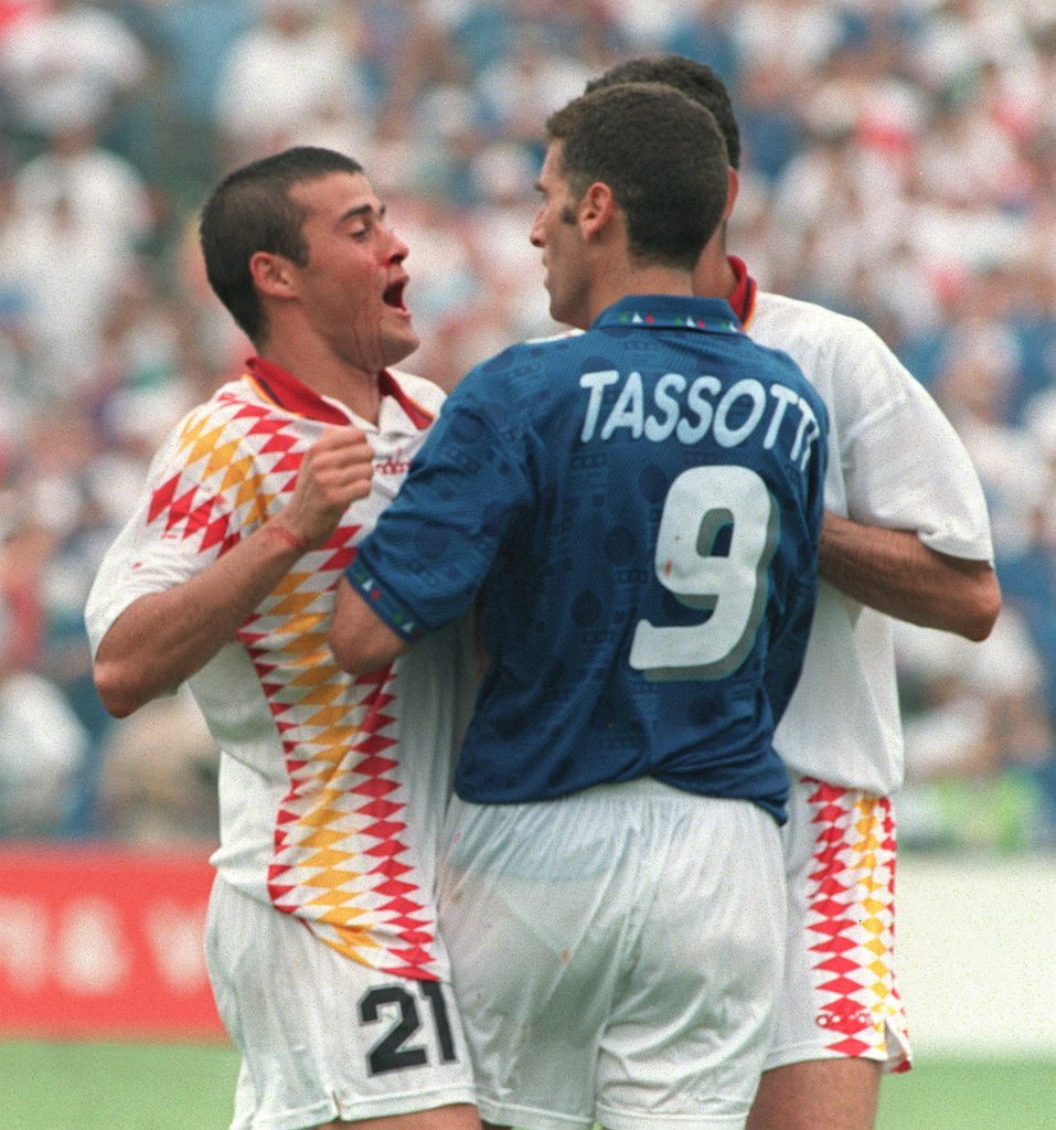 El futbolista Luis Enrique se enfrenta al Italiano Tassotti tras haberle golpeado en la nariz y rompersela, en el encuentro España-Italia de Cuartos de Final del Mundial de Estados Unidos, en 1994.