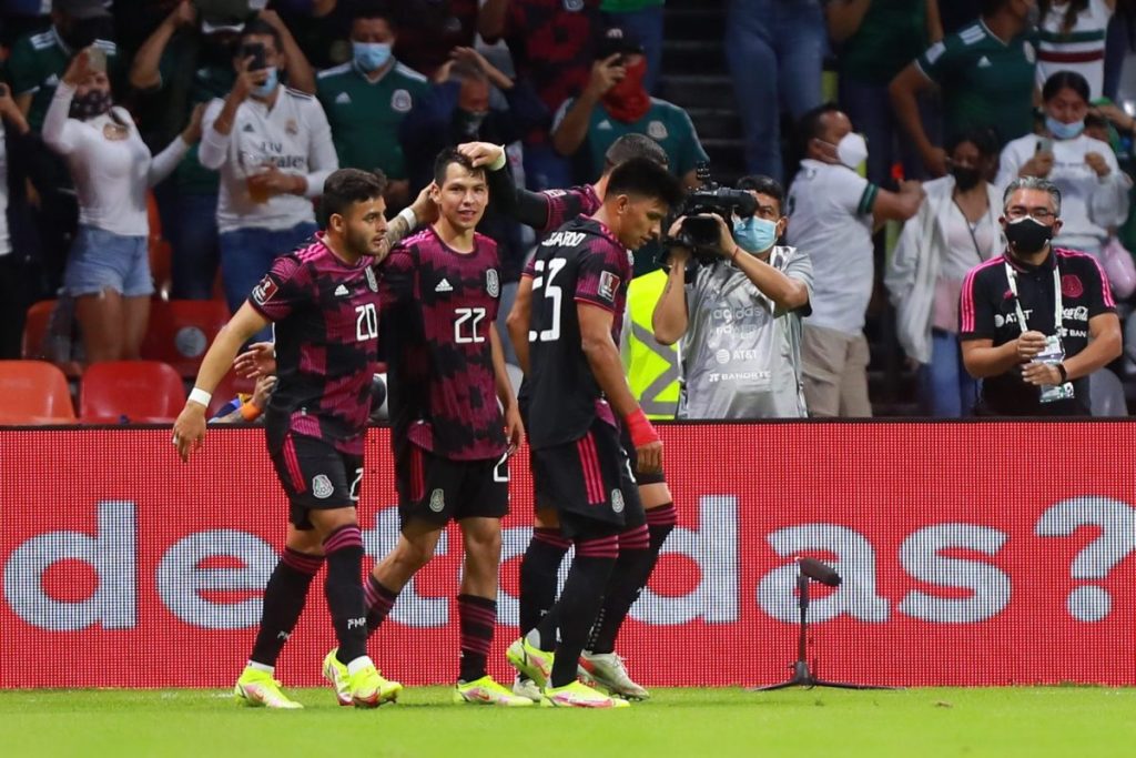 Hirving Lozano (2-i) de México celebra con sus compañeros tras anotar durante un partido por las eliminatorias de Concacaf al Mundial de Qatar 2022.