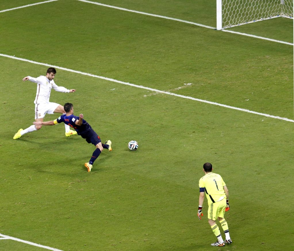 El delantero holandés Robin van Persie (c) marcaba uno de los 5 goles que la selección de Paises Bajos anotó frente a España en su debut en el Mundial de Brasil 2014. 