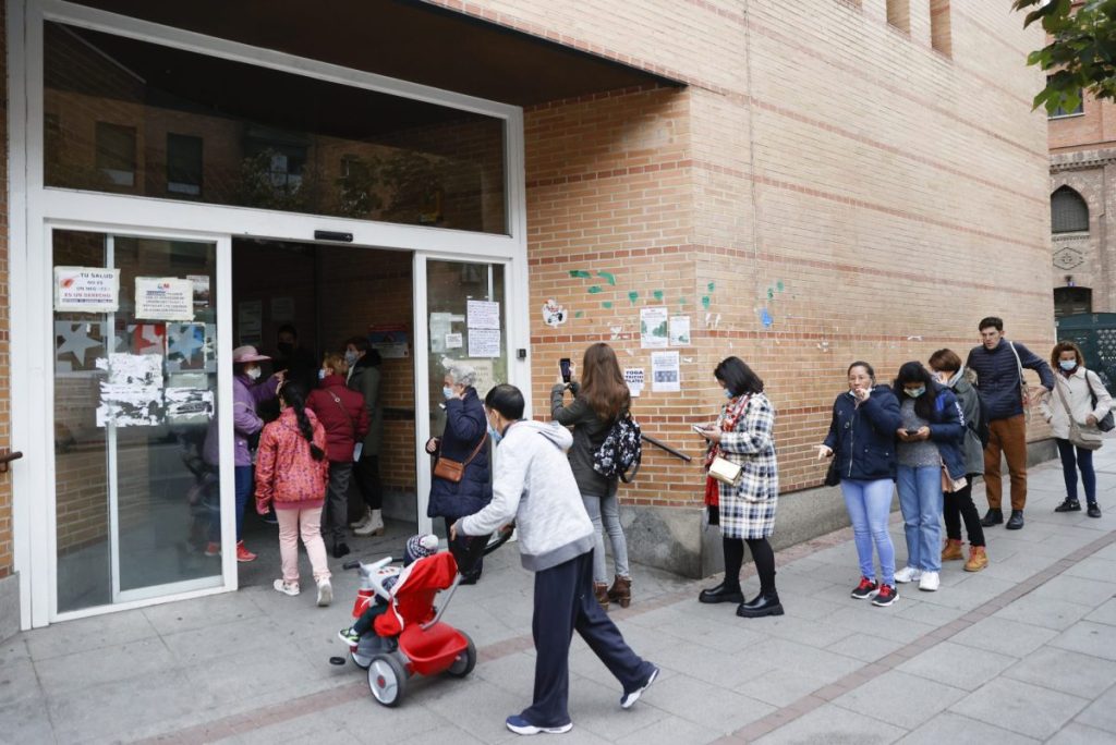 Pacientes en la puerta de un centro de Atención Primaria en Madrid.