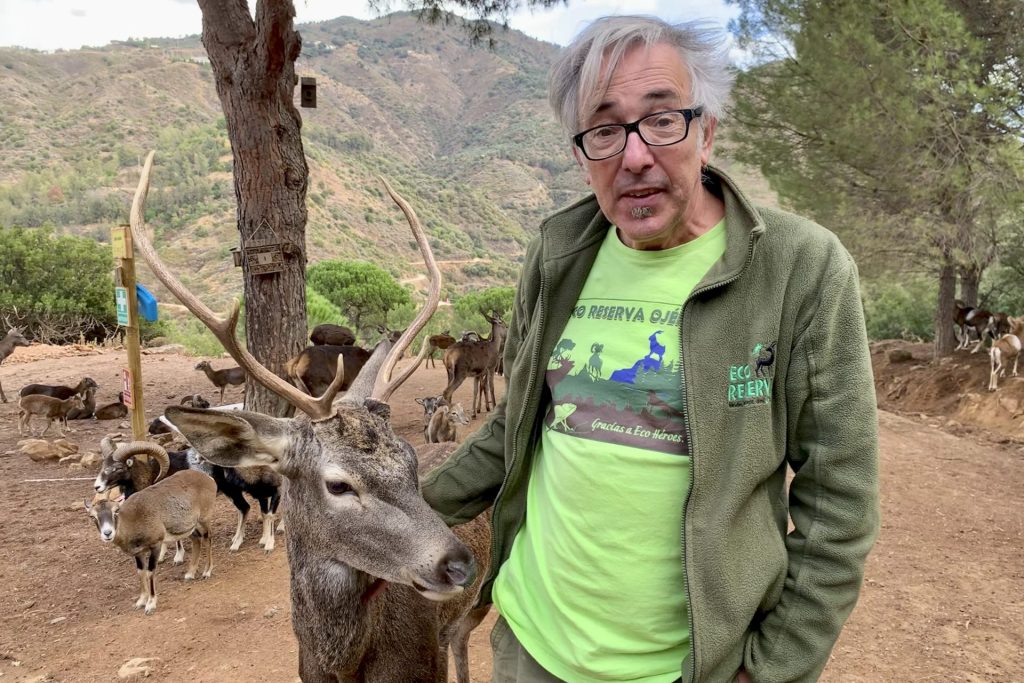 El responsable de la reserva de Ojén, un santuario para animales como el ciervo, la cabra montesa , Antonio Calvo, posa para EFE junto a uno de los animales. 