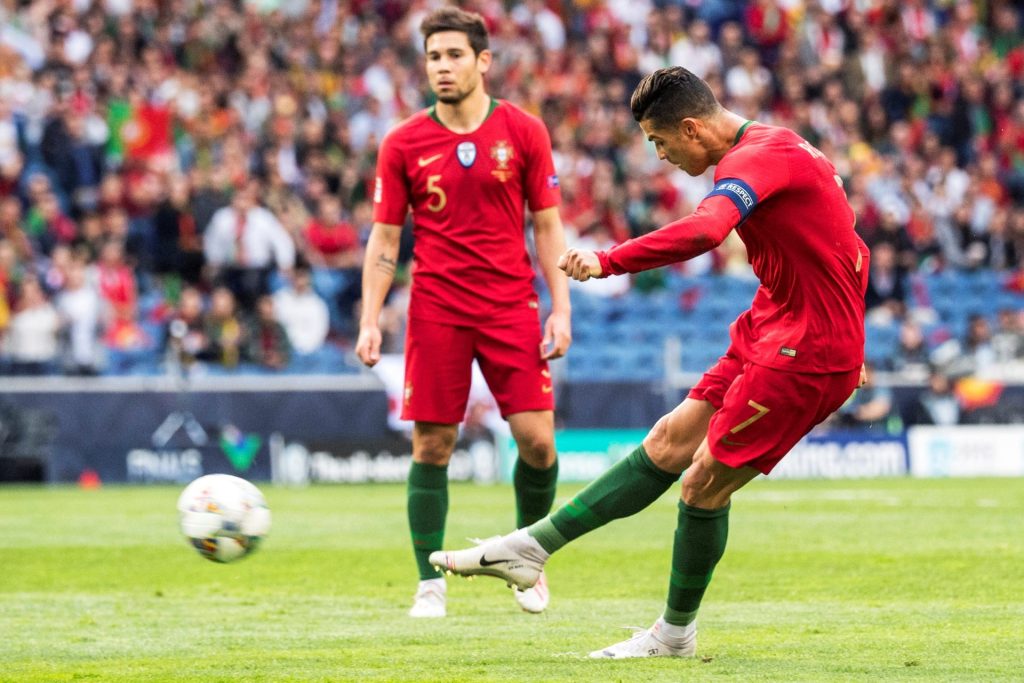 El portugués Cristiano Ronaldo anota un gol con su selección.