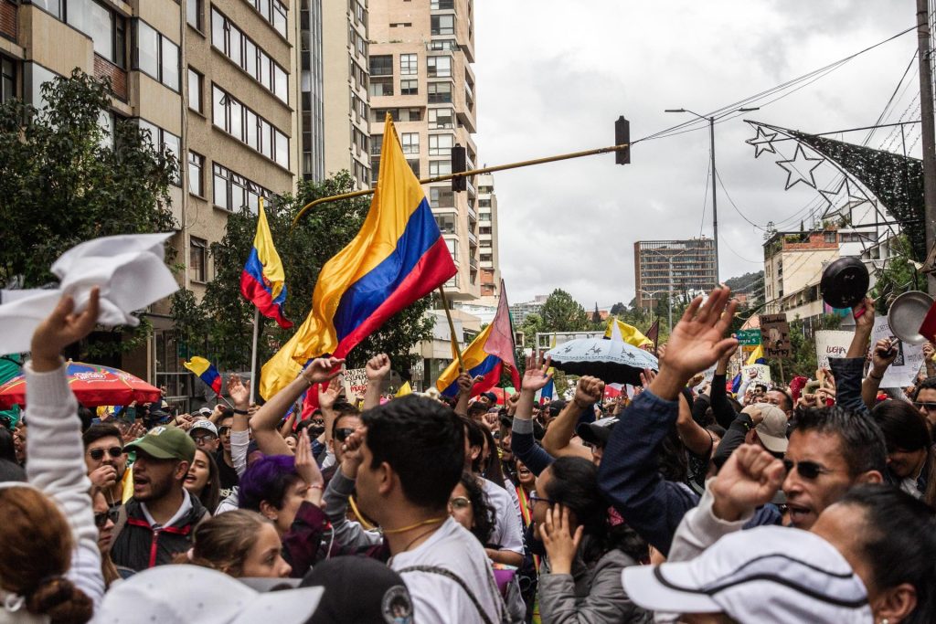 Fotografía de archivo fechada el 27 de noviembre de 2021 que muestra a manifestantes en el Parque Nacional de Bogotá. 
