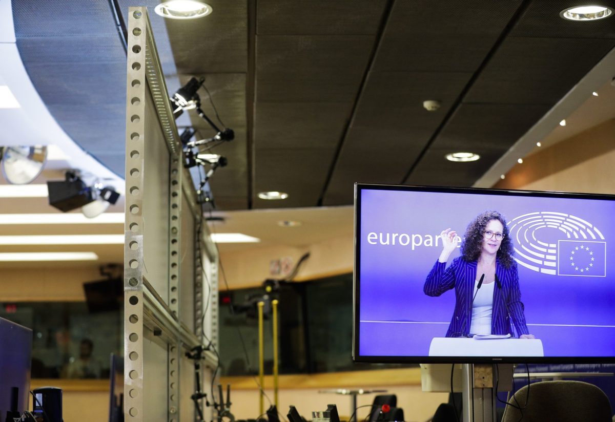 La eurodiputada holandesa y presidenta del comité Pegasus, Sophie in 't Veld, presenta los resultados preliminares de una investigación sobre software espía este martes en Bruselas.