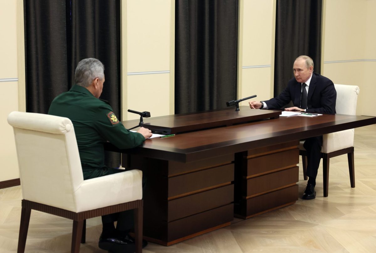 El presidente ruso, Vladimir Putin (derecha) en una reunión con el ministro de Defensa, Sergei Shoigu, el pasado viernes en la residencia de Novo-Ogaryovo, a las afueras de Moscú, sobre la marcha de la guerra en Ucrania,