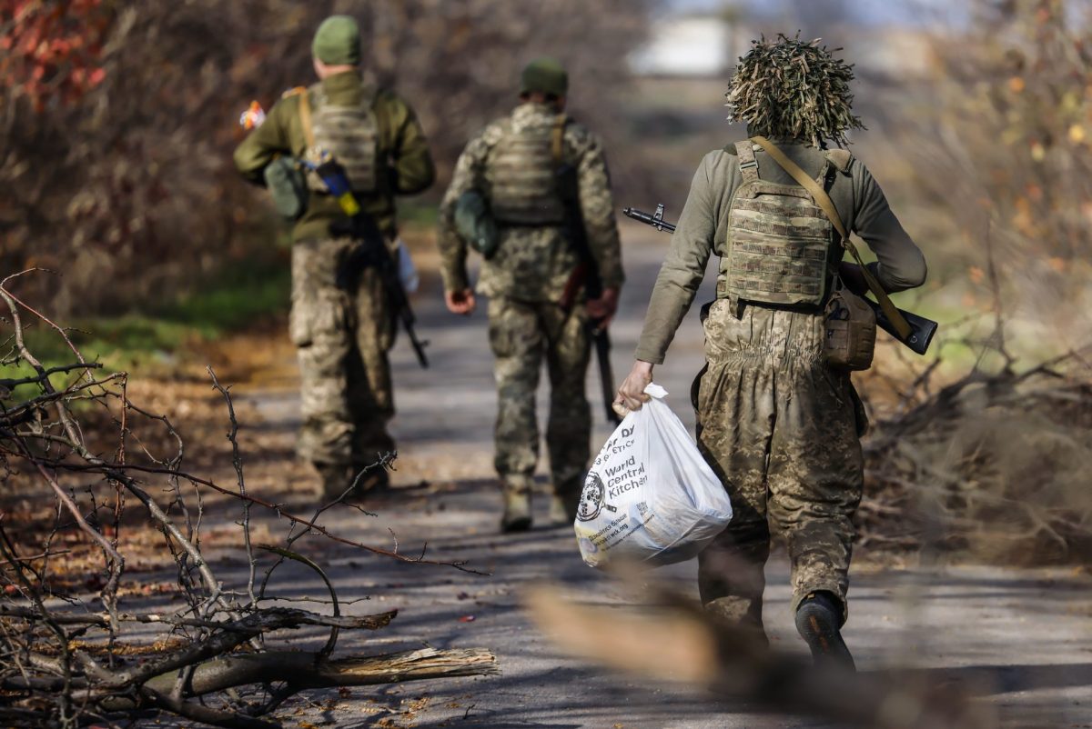 Soldados ucranianos en Jersón cuando los rusos buscan a civiles que se niegan a evacuar la zona