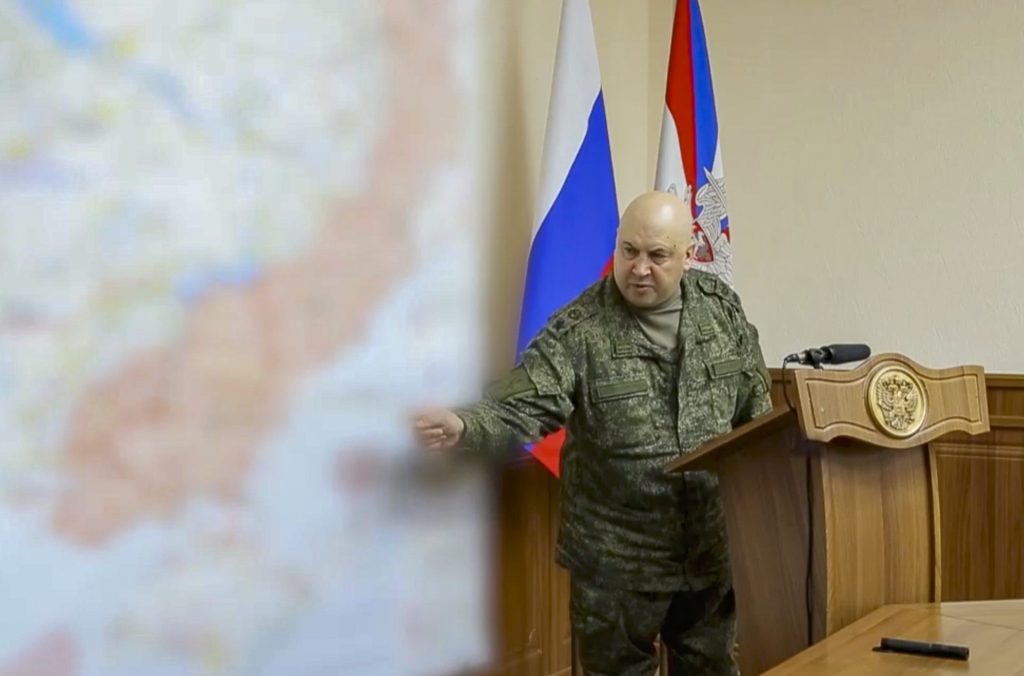 Captura de un video facilitado por el Ministerio de Defensa de Rusia que muestra al general Sergei Surovikin, comandante de las tropas rusas en Ucrania, en un informe sobre la situación en la región de Jersón. 