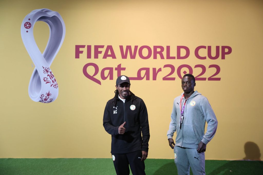 El entrenador de Senegal, Aliou Cissé (L) y el jugador Krepin Diatta (R) en el Centro Nacional de Convenciones de Qatar (QNCC) en Doha, en las horas previas a su debut en el Mundial frente a Paises Bajos