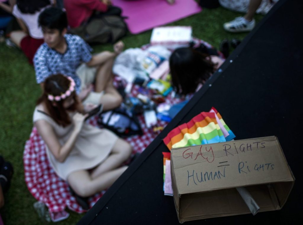 Un grupo festeja en un parque de Singapur, donde hoy se ha despenalizado el sexo homosexual