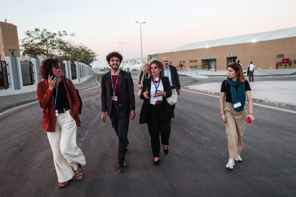 La ministra española de Transición Ecológica, Teresa Ribera (c) se dirige con su equipo a las sesiones de trabajo de la COP27, en Sharm El-Sheikh, Egipto