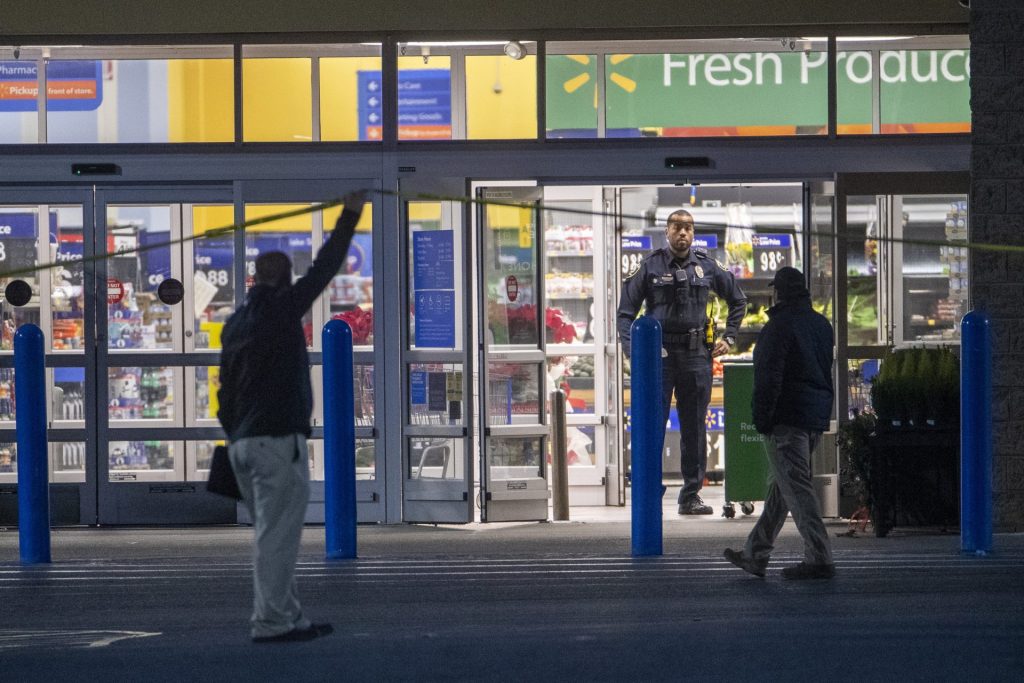 Agentes de policía en la escena del tiroteo masivo registrado esta pasada noche en un supermercado de la cadena Walmart en Chesapeake, Virginia, EE. UU. 