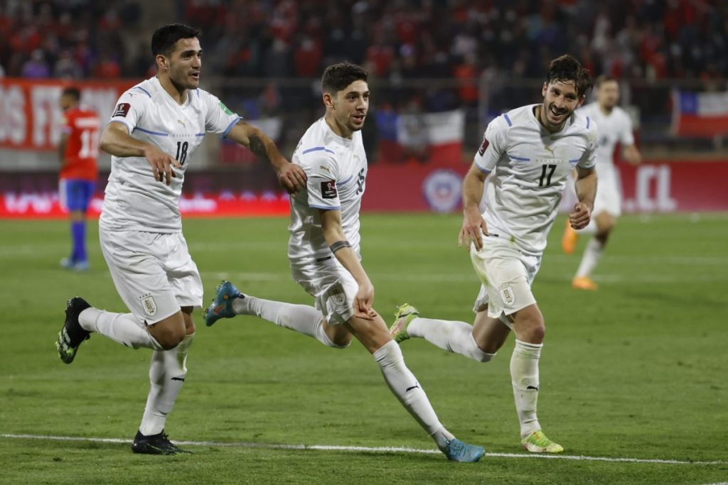 Federico Valverde celebra un gol con sus compañeros de la selección de Uruguay