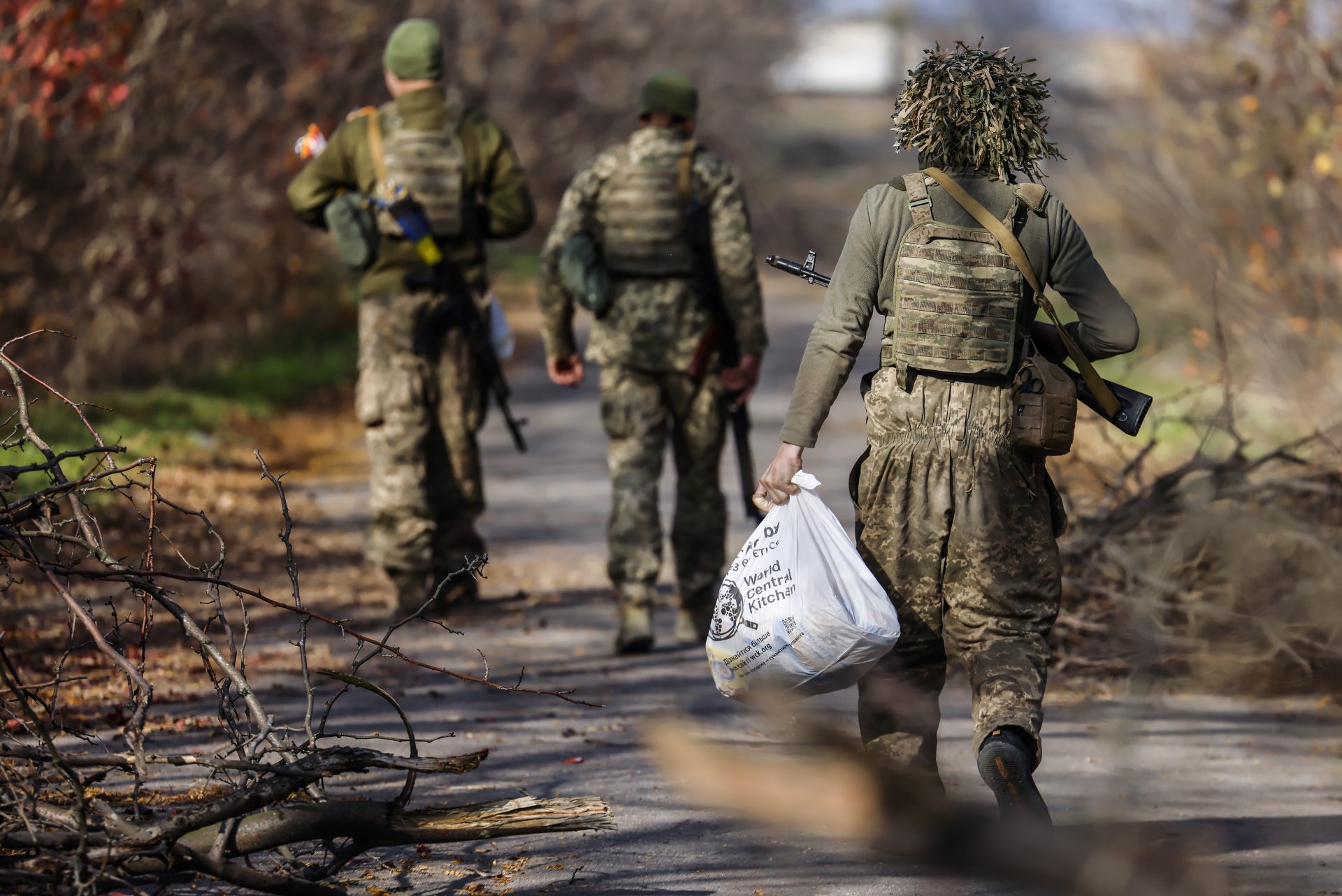 Soldados ucranianos avanzan por una calle de una población de la región de Jersón.