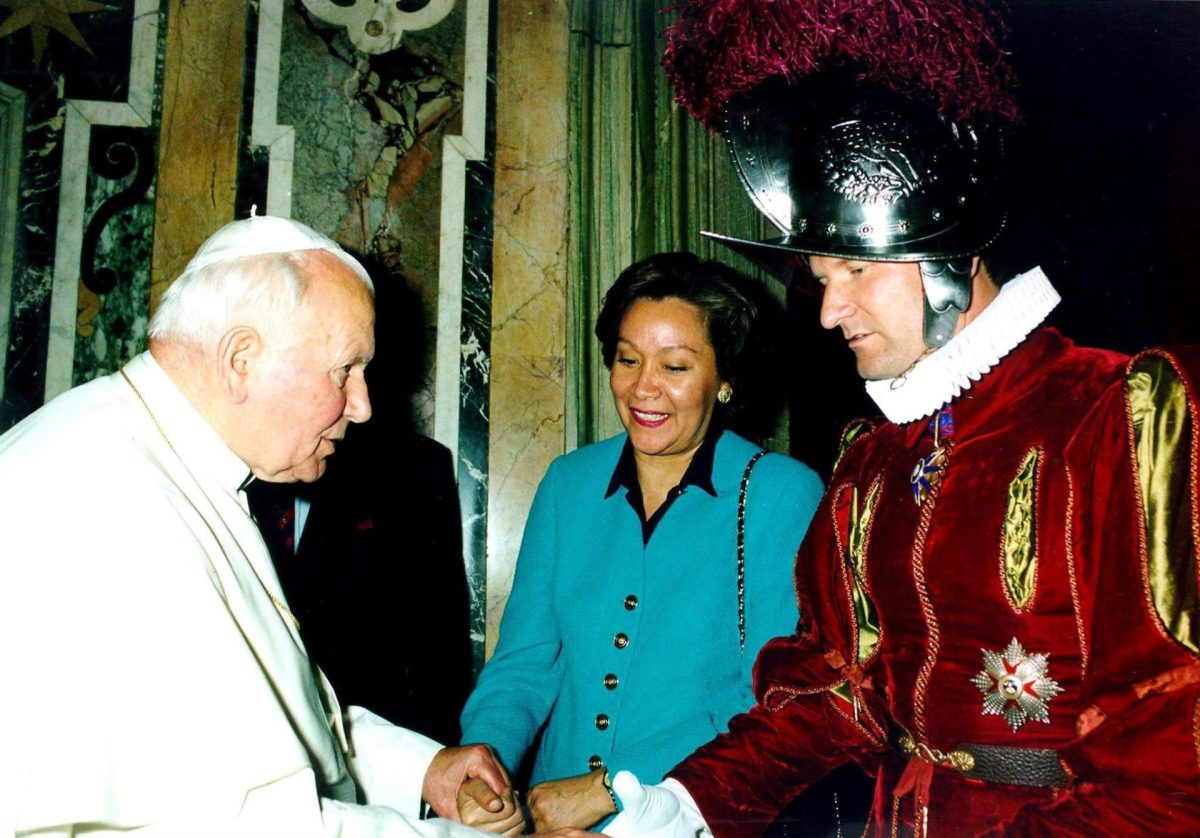 Fotografía de archivo del comandante de la Guardia Suiza Alois Estermann y su mujer, Gladys Meza Romero (centro), en una audiencia privada con el papa Juan Pablo II en el Vaticano.
