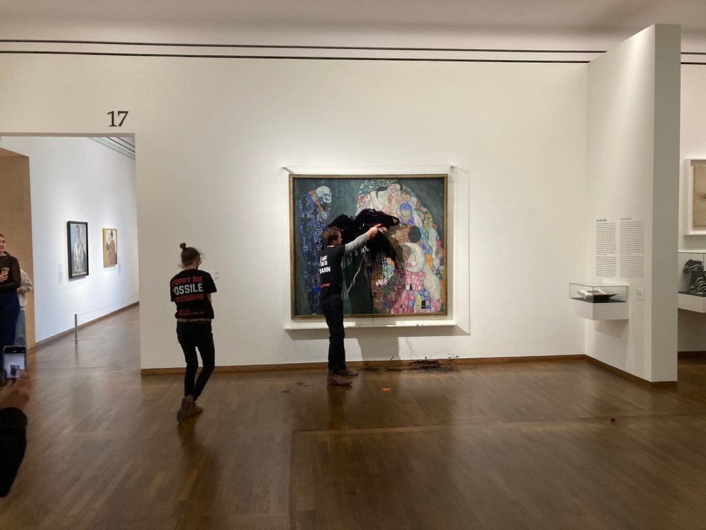 Activistas arrojan petróleo sobre un cuadro de Klimt en un museo de Viena