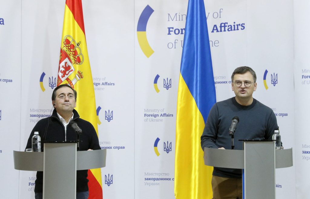 El ministro español de Asuntos Exteriores  José Manuel Albares junto a su homólogo Dmytro Kuleba.  