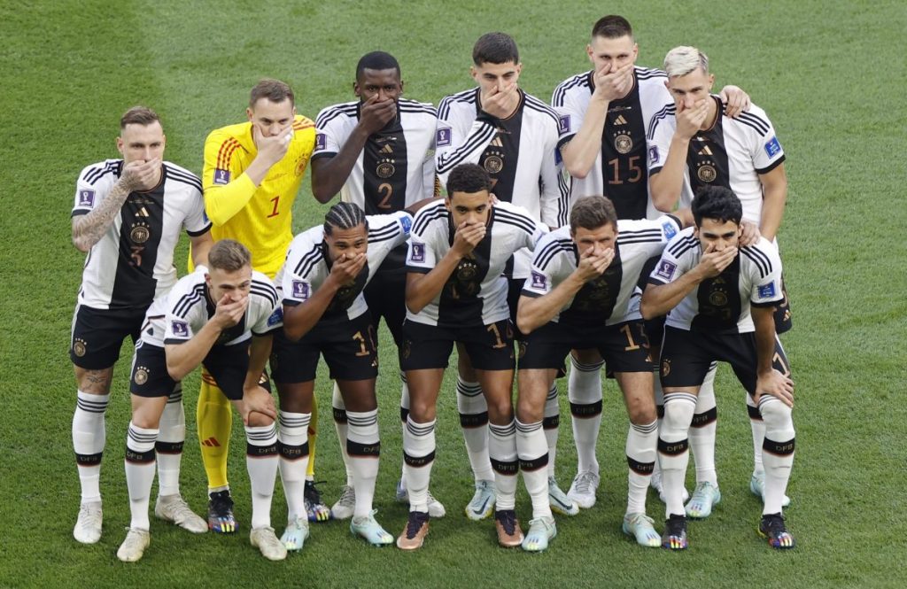 El «once» de Alemania se tapa la boca en el partido del Mundial de Qatar 2022 contra Japón el