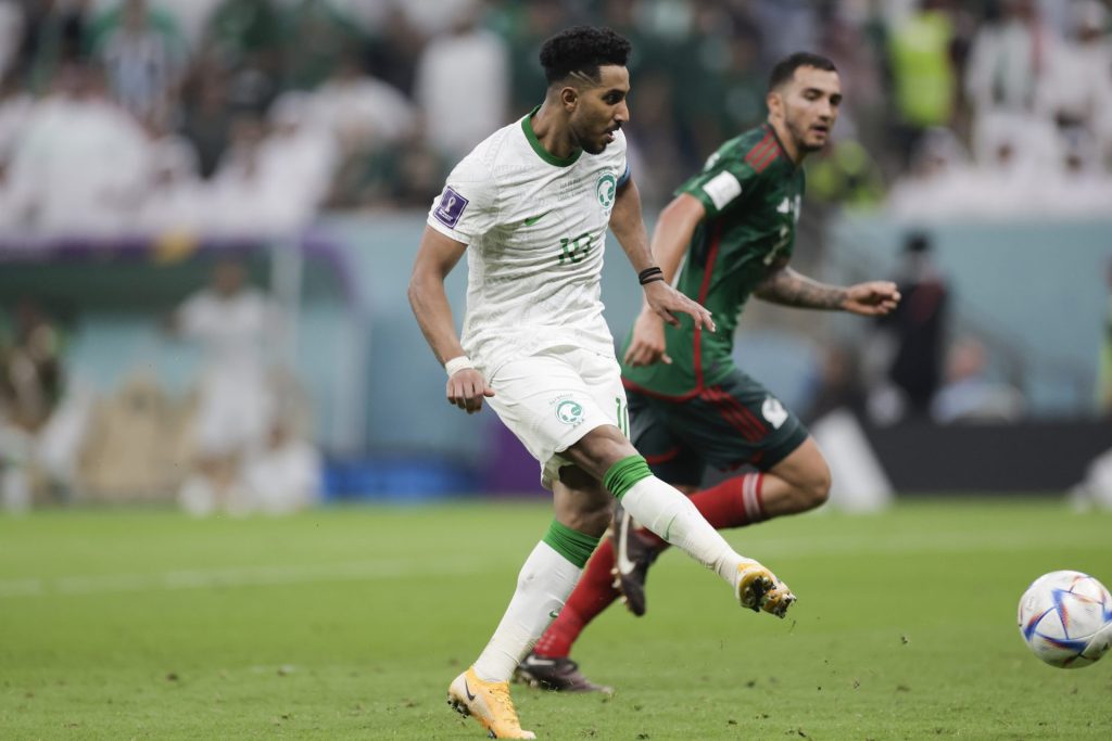 Salem Aldawsari (i) de Arabia Saudita anota un gol hoy, en un partido de la fase de grupos del Mundial de Fútbol Qatar 2022 entre Arabia Saudita y México en el estadio Lusail (Catar)