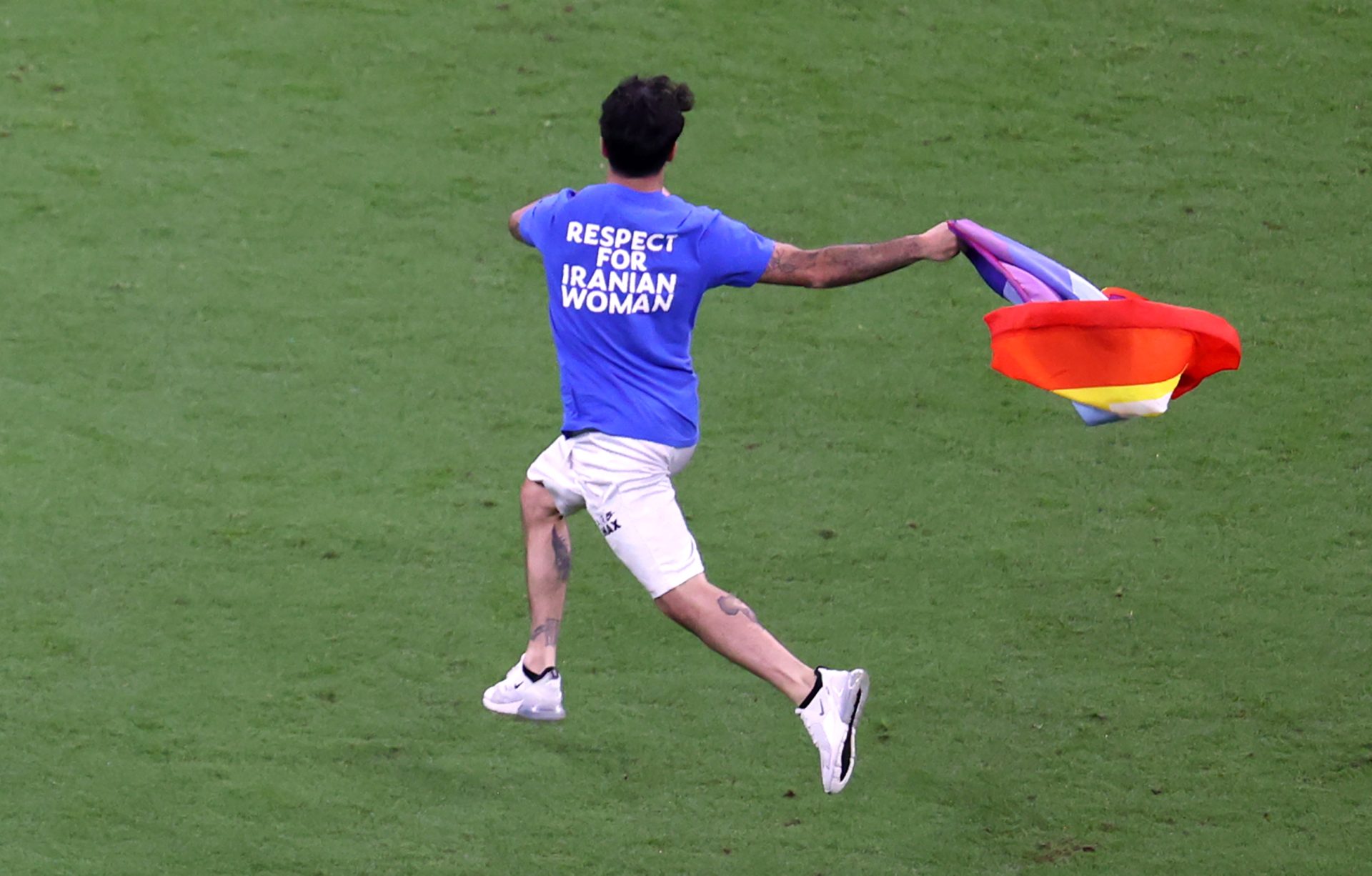 Un aficionado se cuela con una bandera del arcoíris en el partido del Mundial Qatar 2022 de Portugal contra Uruguay.