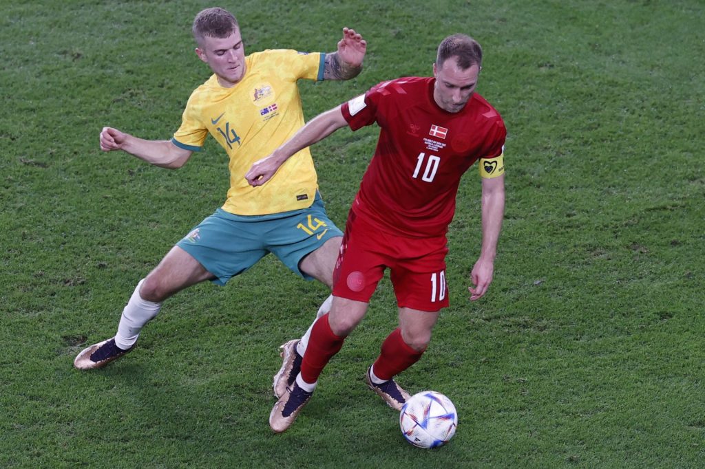 Riley McGree (i) de Australia en acción contra Christian Eriksen de Dinamarca durante el partido en el Mundial de Qatar 2022.