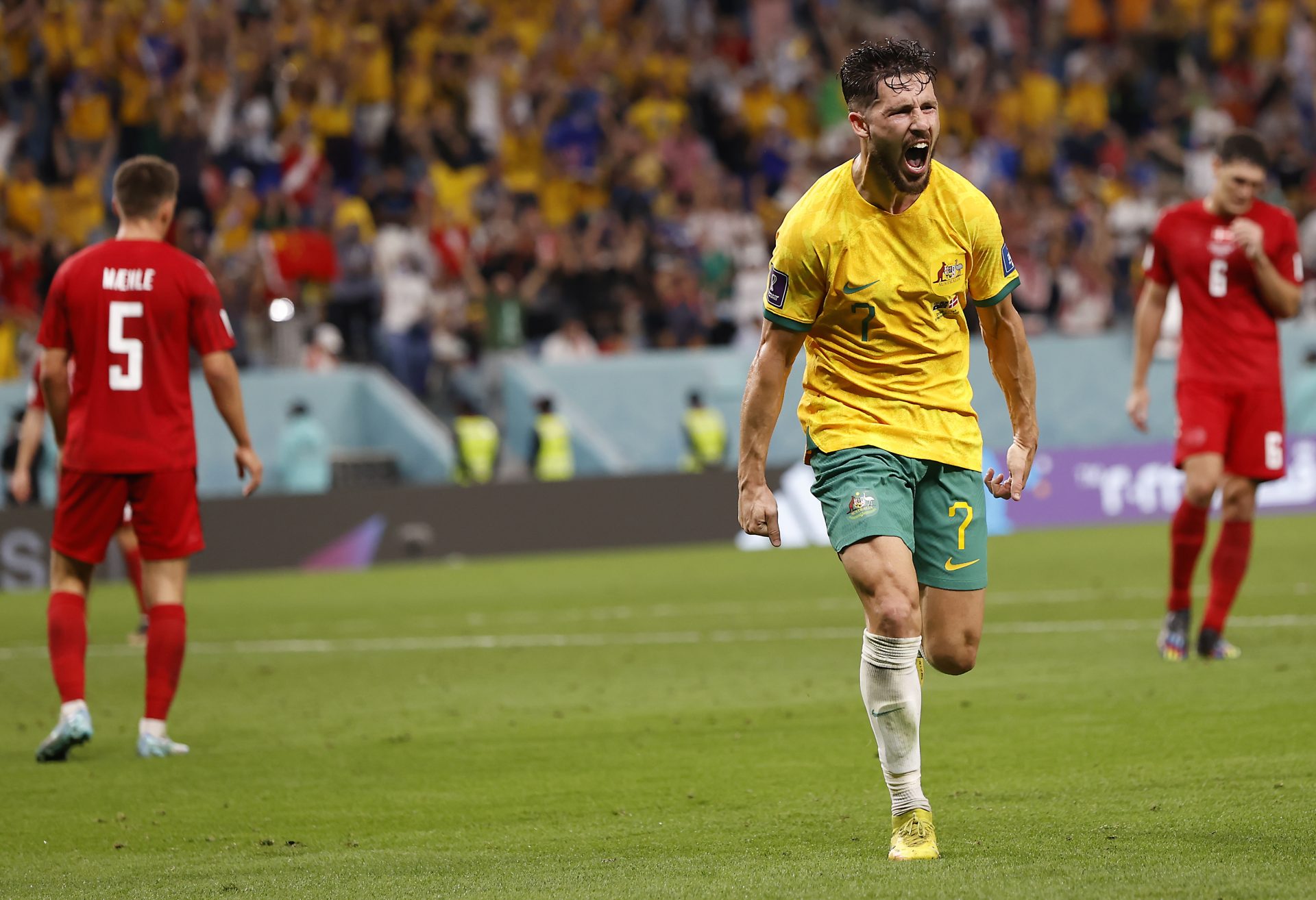 Mathew Leckie de Australia celebra el gol tras marcar en el partido contra Dinamarca en el Mundial de Qatar 2022.