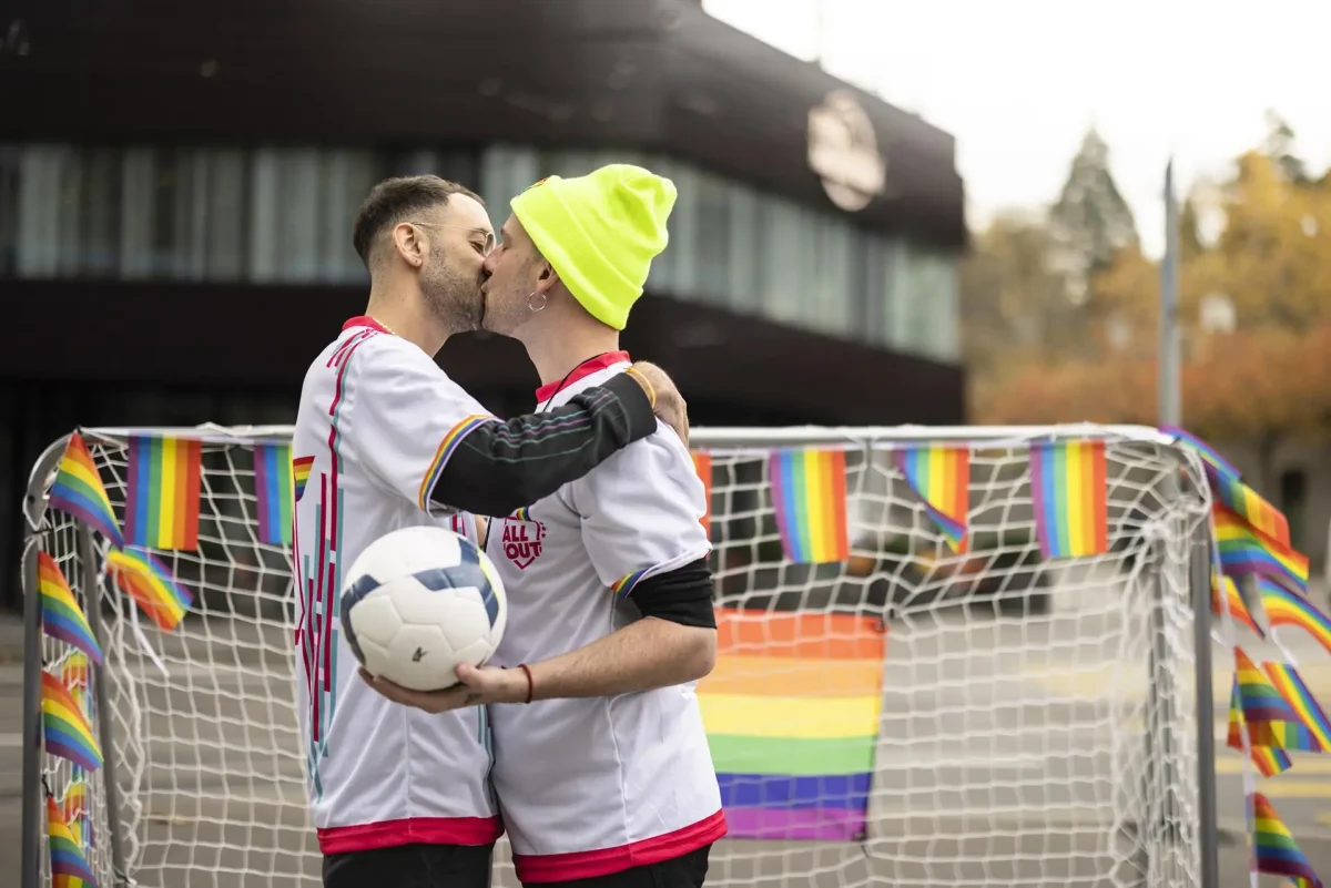 Una pareja gay se besa en una manifestación en Zúrich por los derechos LGTBI+ en Qatar