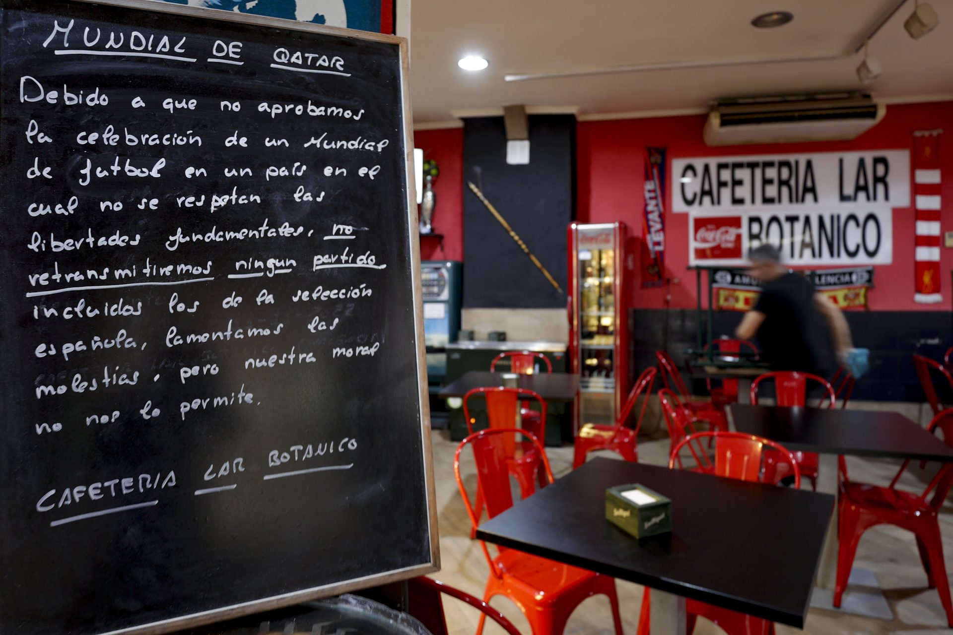 Interior de la Cafetería Lar Botánico de València, un bar que ha decidido no retransmitir ningún partido del Mundial de Qatar 2022 por cuestiones morales.