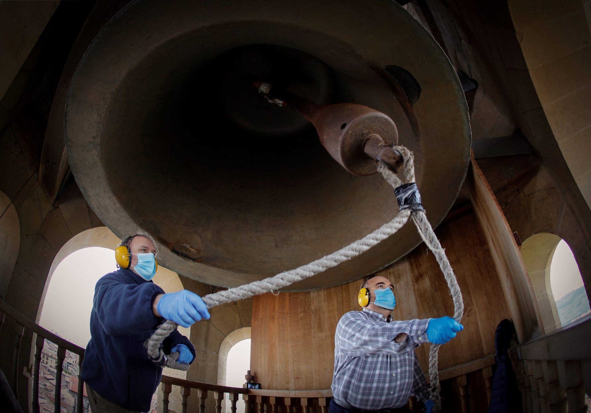 Dos campaneros hacen sonar la emblemática campana María de la Catedral de Pamplona. El toque de campanas español ha sido reconocido como patrimonio por la Unesco.