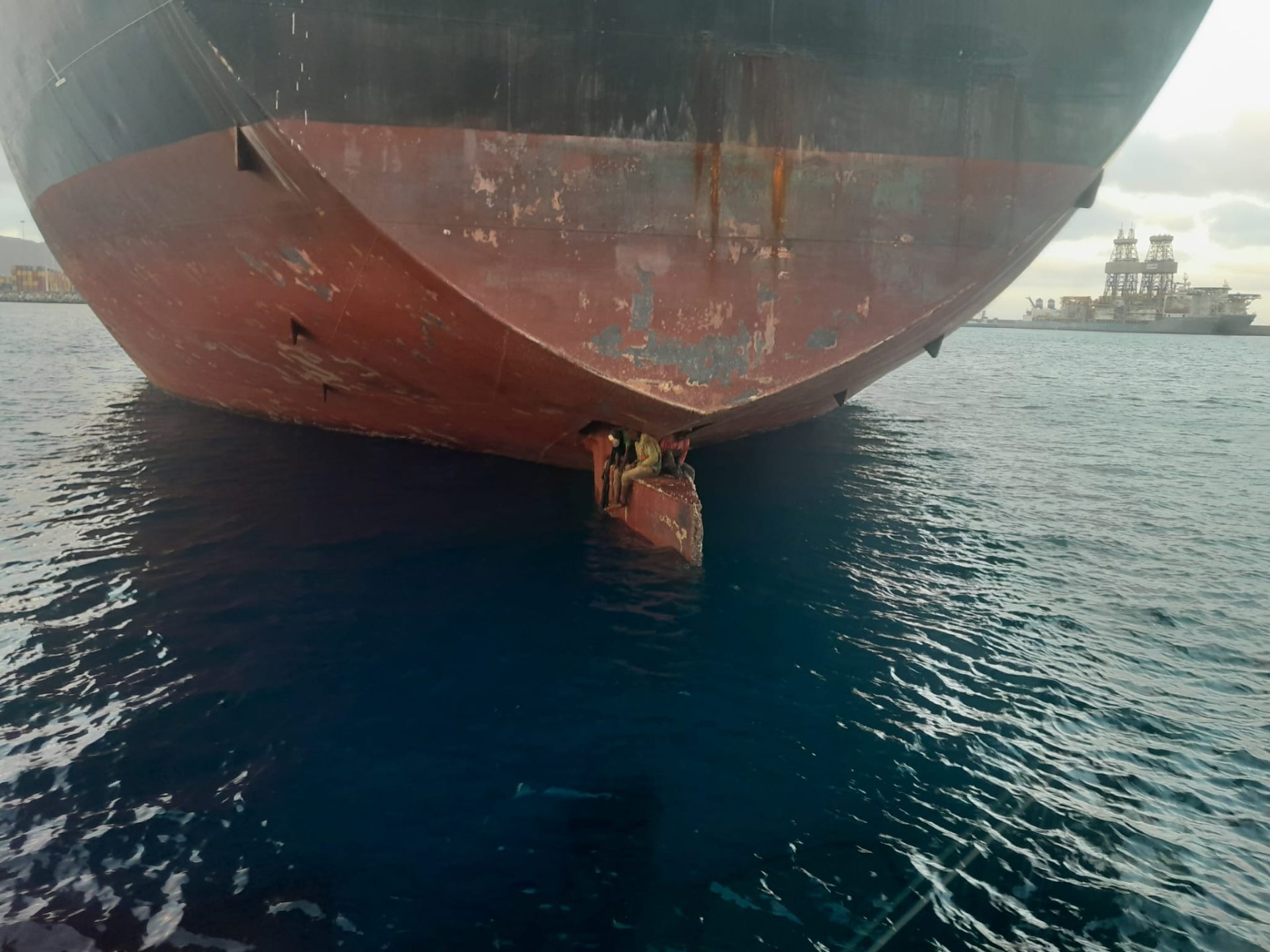 Salvamento Marítimo ha rescatado este lunes a tres polizones subidos a la pala del timón de un petrolero que acababa de llegar a Las Palmas de Gran Canaria tras haber partido hace once días desde Lagos (Nigeria).