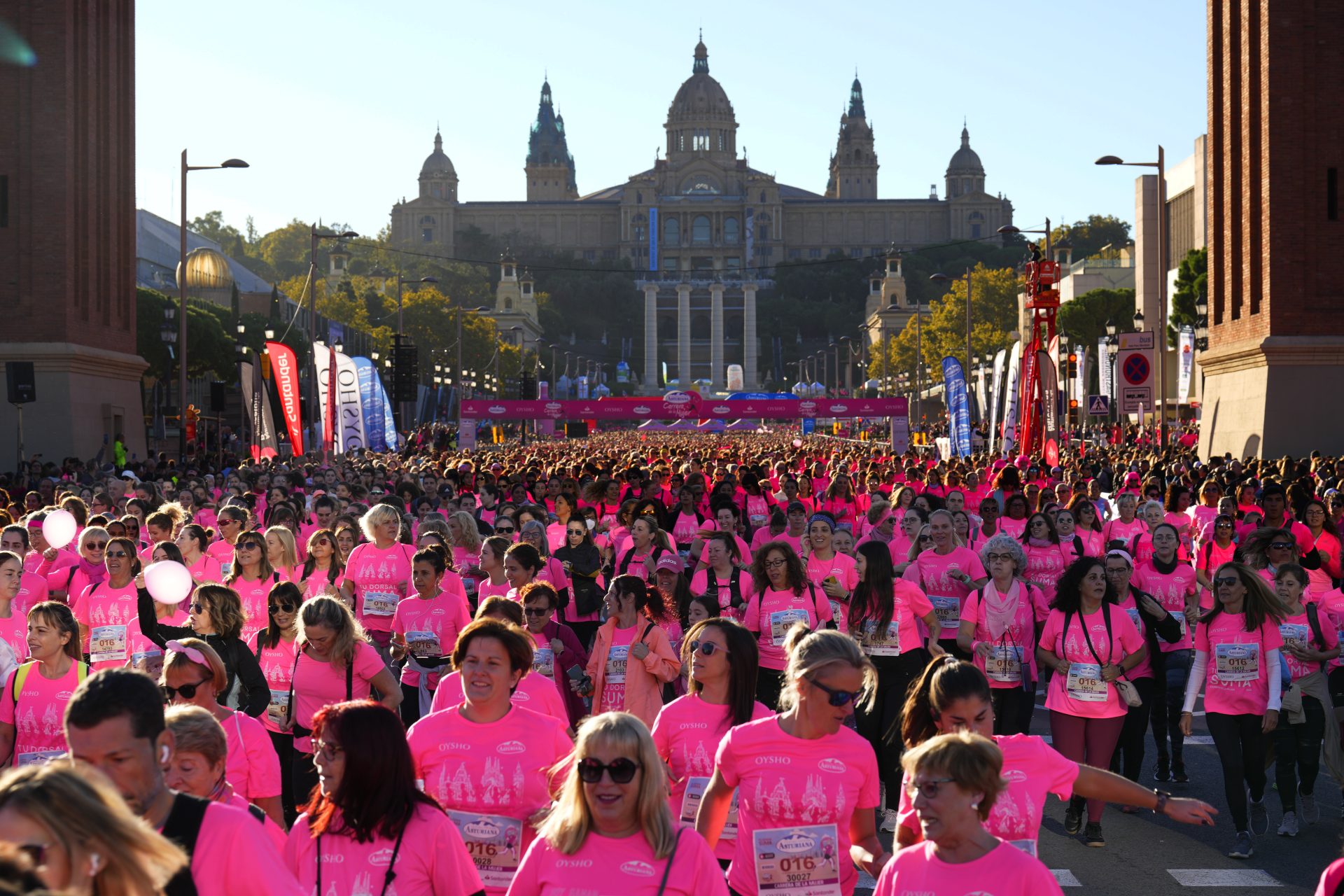 Miles de mujeres participan este domingo en la Carrera de la Mujer de Barcelona 2022.